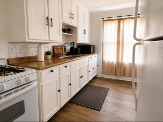 The Cleveland Cozy Retreat Private Upstairs 2BR Apartment - 3