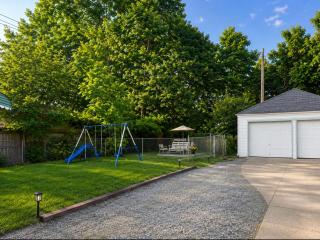 The Cleveland Cozy Retreat Private Upstairs 2BR Apartment - 1