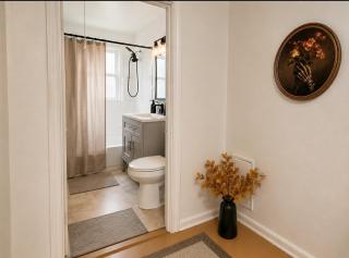 The Cleveland Cozy Retreat Private Upstairs 2BR Apartment - 4
