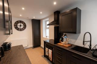 THE OLD SHOP - Cosy Holme Valley Retreat, Near Holmfirth, Free Parking and Amazing Views - 2