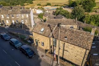 THE OLD SHOP - Cosy Holme Valley Retreat, Near Holmfirth, Free Parking and Amazing Views - 1
