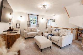 THE OLD SHOP - Cosy Holme Valley Retreat, Near Holmfirth, Free Parking and Amazing Views - 0