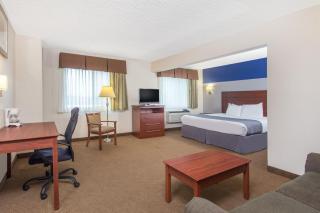 Baymont by Wyndham Dubuque - 3