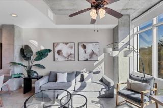 Contemporary 2BR 2BA in Downtown Orlando - 9