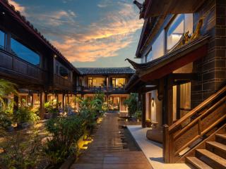 Arcadia Coffee Lounge Courtyard Design Homestay - Lijiang Old Town - European Industrial Style Meets Intangible Cultural Heritage Chinese Courtyard -Free Pick-up from Airport for 2 Nights - 2