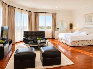 3BR Sky Oasis Penthouse with City Views Parking Country Club Zone - 6