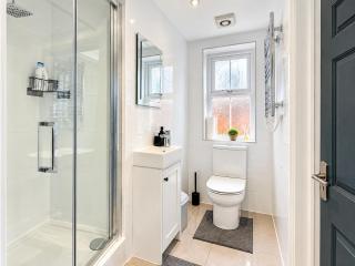 Central Bedford FREE Parking & Private Garden& Conservatory Perfect for large group of people - 1