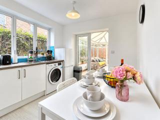 Central Bedford FREE Parking & Private Garden& Conservatory Perfect for large group of people - 4