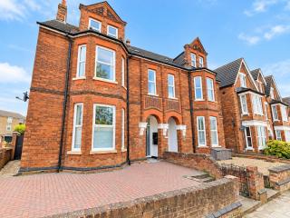 Central Bedford FREE Parking & Private Garden& Conservatory Perfect for large group of people - 9