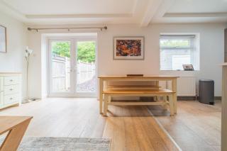 The Welsh Retreat 3BR House With Parking - 9