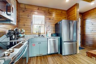 Lake View Cabin Sleeps 8 Hot Tub Rocking Chairs - Sevierville - 8