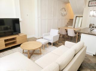 Spacious 2-Level Townhouse with Private Patio, Workstation & Full Kitchen - Vancouver - 9