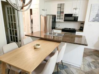 Spacious 2-Level Townhouse with Private Patio, Workstation & Full Kitchen - Vancouver - 8