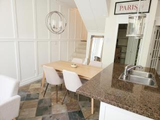 Spacious 2-Level Townhouse with Private Patio, Workstation & Full Kitchen - Vancouver - 7