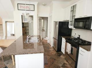 Spacious 2-Level Townhouse with Private Patio, Workstation & Full Kitchen - Vancouver - 6