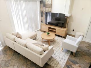 Spacious 2-Level Townhouse with Private Patio, Workstation & Full Kitchen - Vancouver - 5