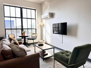 Deer District Sunny Studio Apt - One Block from Fiserv and Baird - 9