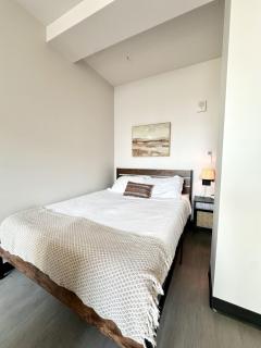 Deer District Sunny Studio Apt - One Block from Fiserv and Baird - 3
