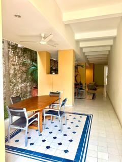 Calamari Homes - Centenario 301 - Walled City - 6