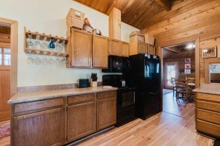 Woodsy Cabin with Private Hot Tub Game Tables & 8 SHARC Passes - Dogs OK - 2