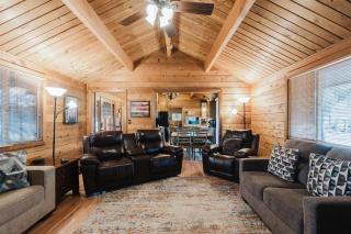 Woodsy Cabin with Private Hot Tub Game Tables & 8 SHARC Passes - Dogs OK - 4