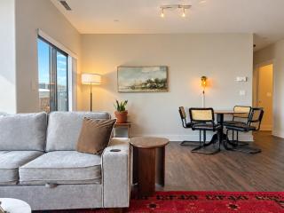 Third Ward Spacious 2BR with Balcony - Sleeps 10 - 7