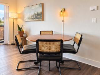 Third Ward Spacious 2BR with Balcony - Sleeps 10 - 5