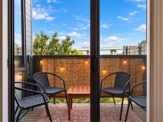 Third Ward Spacious 2BR with Balcony - Sleeps 10 - 4