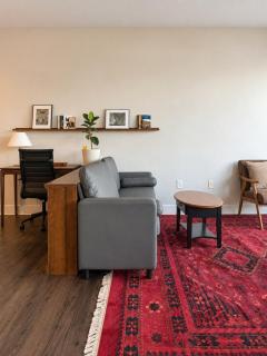Third Ward Spacious 2BR with Balcony - Sleeps 10 - 1