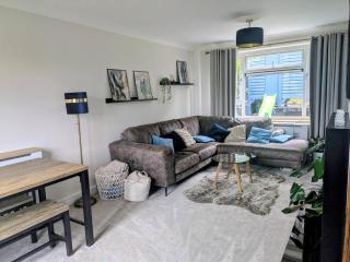Cosy Home Perfect For Small Families and Trades - 2