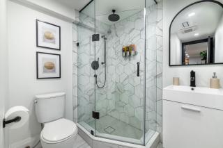 Stylish 2BR West End Oasis Near High Park - 7