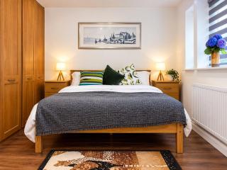 Sai Home Spacious 2BR One and Half Bath House near Lakeside with Free Parking and Garden - 6