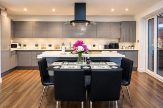 Sai Home Spacious 2BR One and Half Bath House near Lakeside with Free Parking and Garden - 8