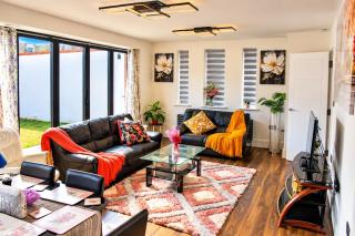 Sai Home Spacious 2BR One and Half Bath House near Lakeside with Free Parking and Garden - 9