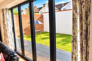 Sai Home Spacious 2BR One and Half Bath House near Lakeside with Free Parking and Garden - 4