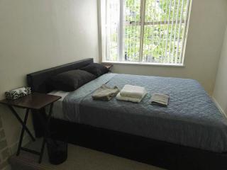 Spacious 2-Level Townhouse with Private Patio, Workstation & Full Kitchen - Vancouver - 4