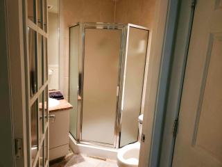 Spacious 2-Level Townhouse with Private Patio, Workstation & Full Kitchen - Vancouver - 2
