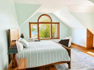 Private Oceanfront Retreat | Panoramic Views, Deck & Rocky Shore - Brooklin - 9