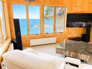 Private Oceanfront Retreat | Panoramic Views, Deck & Rocky Shore - Brooklin - 4