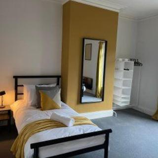 Central Darlington - House - Parking - Sleeps 5 - 4