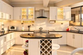 3BR Sky Oasis Penthouse with City Views Parking Country Club Zone - 2