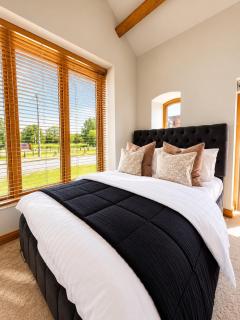 The Lion's Den Barn Countryside Retreat Sleeps 12 with Hot tub - 0