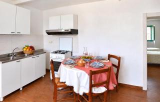 1 Bedroom Lovely Apartment In Longobardi - 1