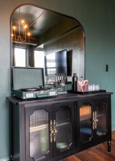 Hollyhock Suite 402 - 8