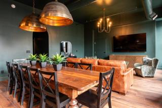 Hollyhock Suite 402 - 7