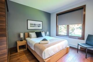 Waterfront condo with magnificent view - 8