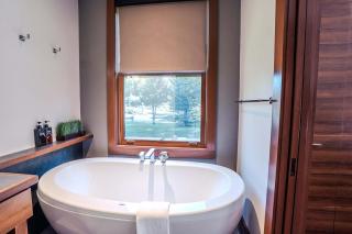 Waterfront condo with magnificent view - 7