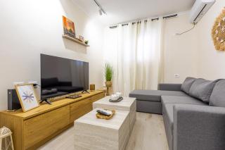 15 Min form Center - Easy Access - Modern House - 0