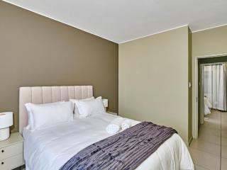 2-Bedroom Apartment with City Views in Johannesburg - 2