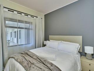 2-Bedroom Apartment with City Views in Johannesburg - 6